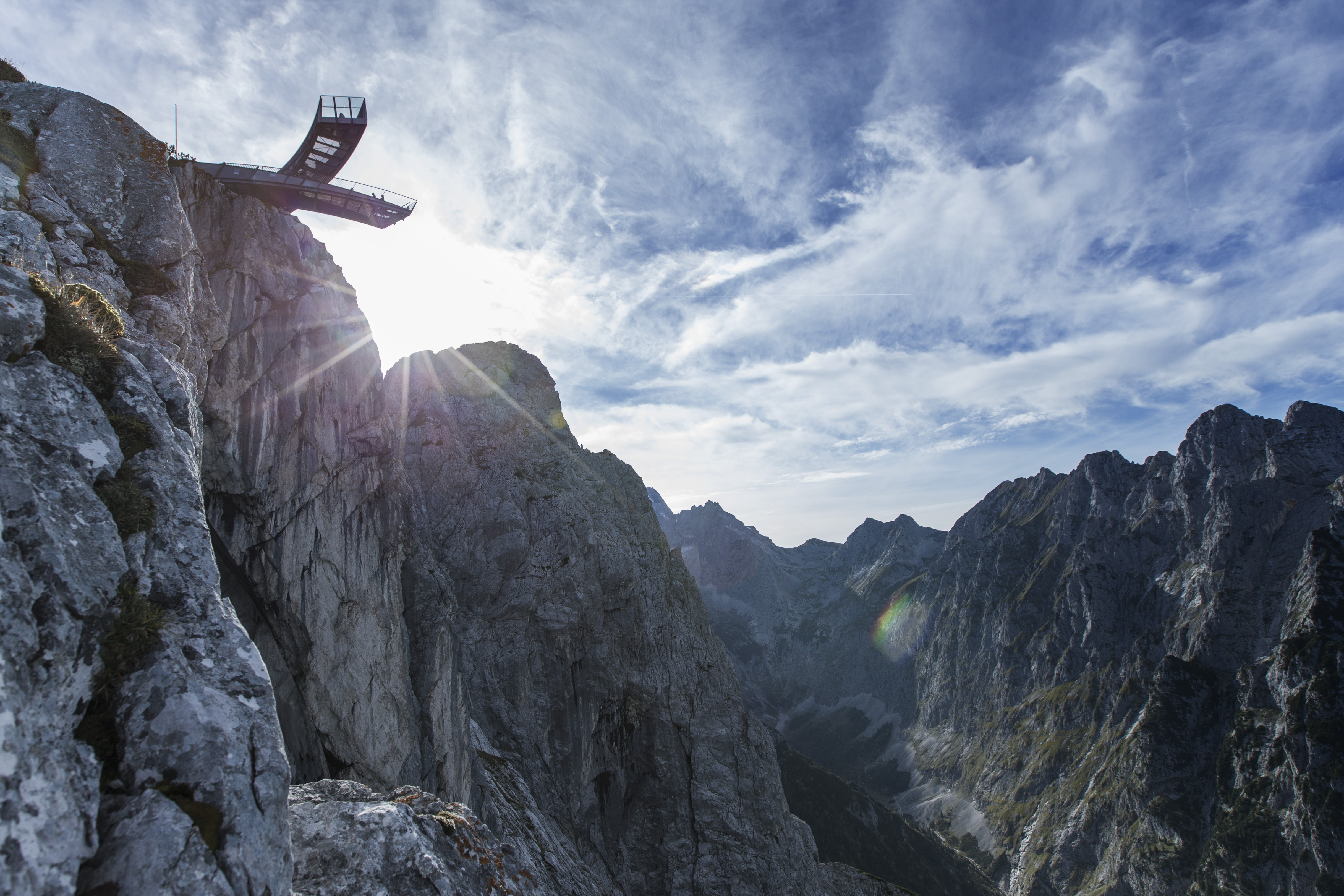 Great heights. Смотровая площадка. Площадка в горах. Высоко в горах площадка. Гора Альпшпитце смотровая площадка.